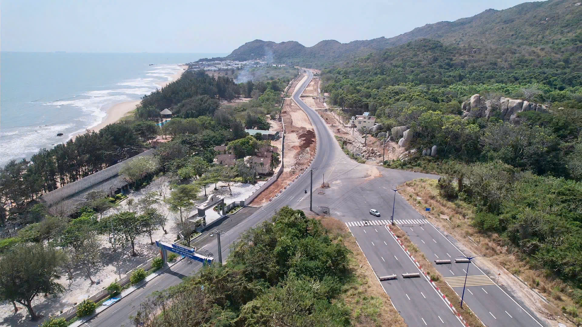 Mở trục phát triển từ biển - Ảnh 1. Mở trục phát triển từ biển - Ảnh 1.