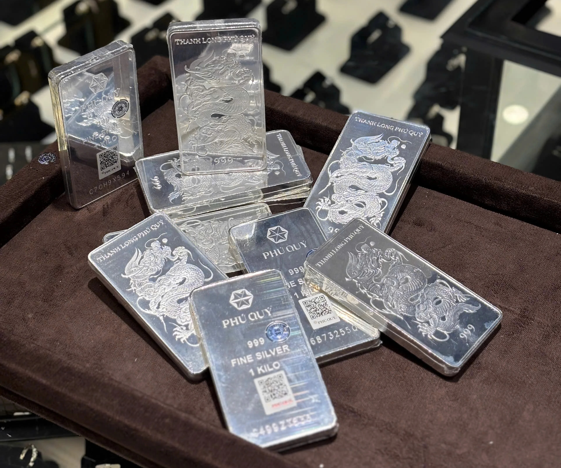 Mổ xẻ chuyện giá bạc dồn dập 'tăng rất nhanh và giảm rất sâu' - Ảnh 1.