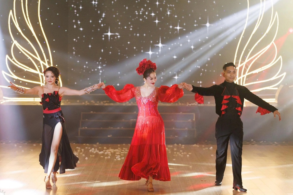 Mối quan hệ ít ai ngờ giữa Khánh Thi và bạn nhảy của Phan Hiển sau sàn đấu - 1