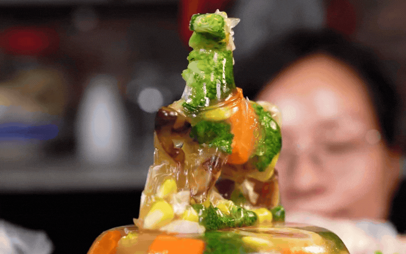 Đặc sản nỗi nhớ gói tròn trong bát thịt đông trong veo: Món ăn 