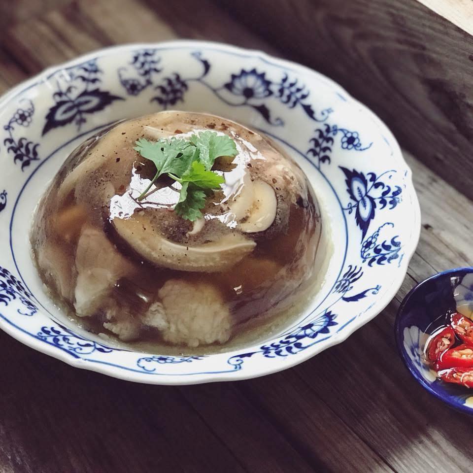 Đặc sản nỗi nhớ gói tròn trong bát thịt đông trong veo: Món ăn 