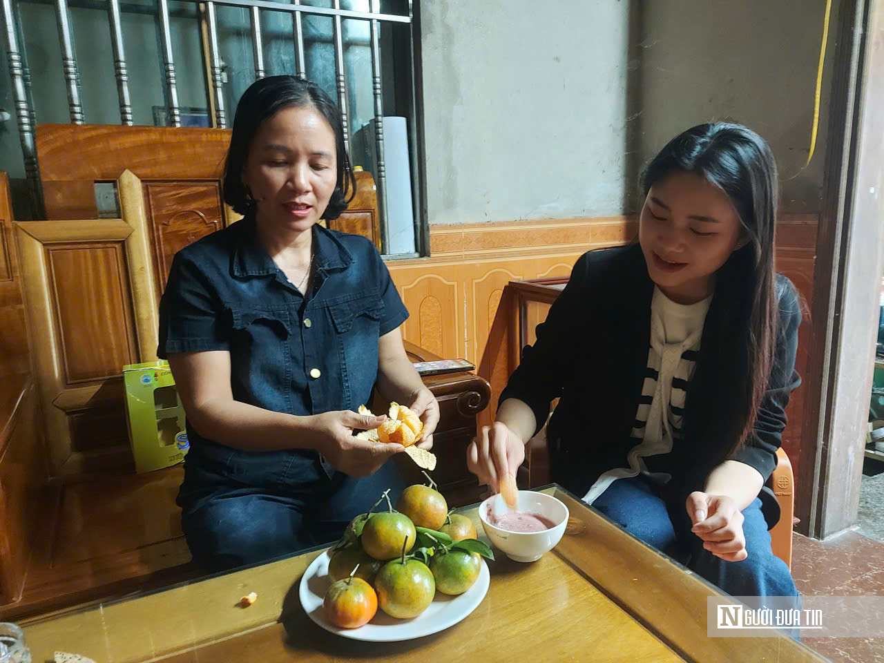 Cam bù Hà Tĩnh chấm mắm tôm: Món ăn tưởng “khó nuốt” lại gây thương nhớ- Ảnh 1.