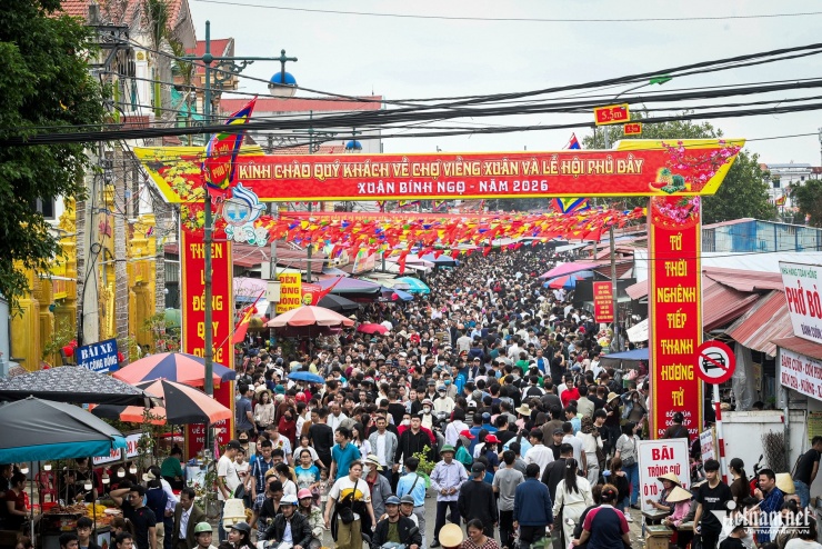 Món đỏ đầu năm hút khách tại chợ Viềng Ninh Bình, chưa kịp mua đã cháy hàng 1 Món ‘đỏ’ đầu năm hút khách tại chợ Viềng Ninh Bình, chưa kịp mua đã 'cháy hàng' - 1