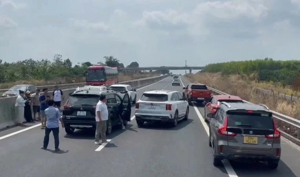 Tai nạn cao tốc sau tết 2026: Mong bác tài nhẹ chân ga và chuẩn tay lái - Ảnh 1. Tai nạn cao tốc sau tết 2026: Mong bác tài nhẹ chân ga và chuẩn tay lái - Ảnh 1.