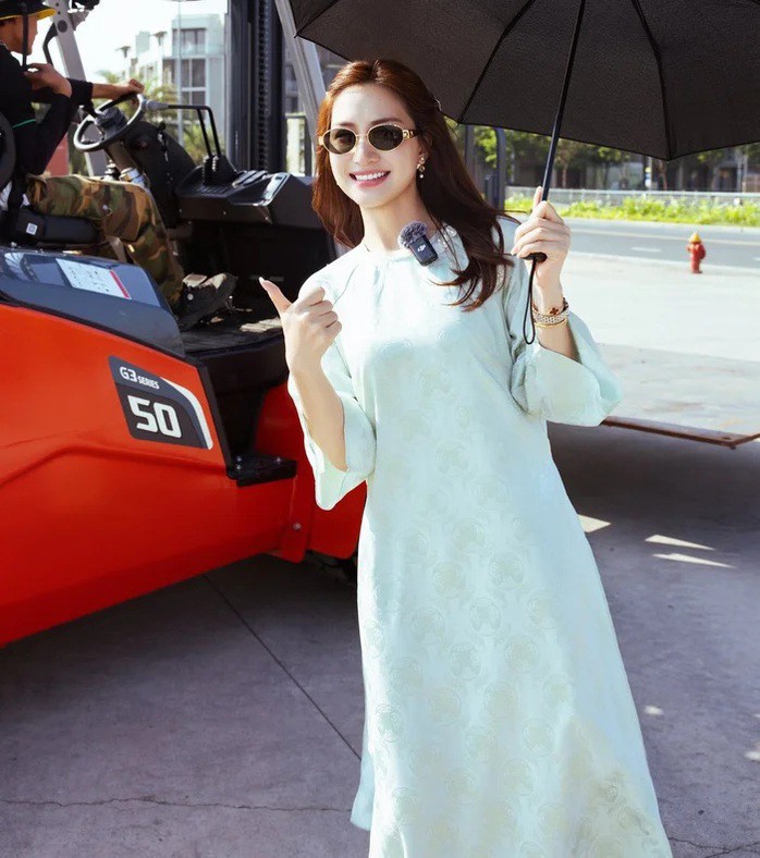 Mốt áo dài du xuân năm Ngựa 1 Hòa Minzy với áo dài màu pastel nhẹ nhàng