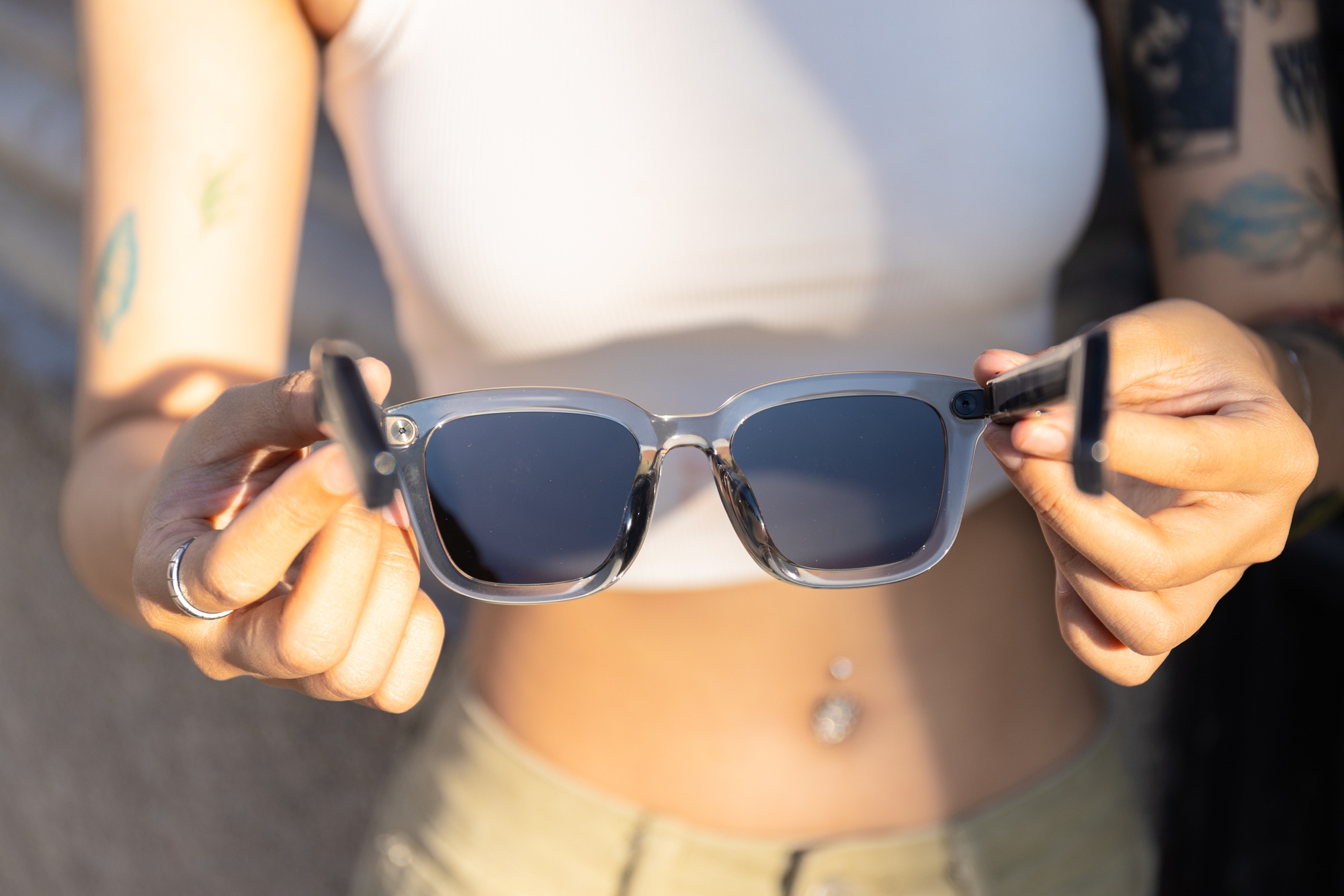 JBL Soundgear Frames: Một chiếc kính đẹp đủ để lên đồ, đeo lên là có nhạc, chuẩn phụ kiện bật mood cá tính- Ảnh 1.