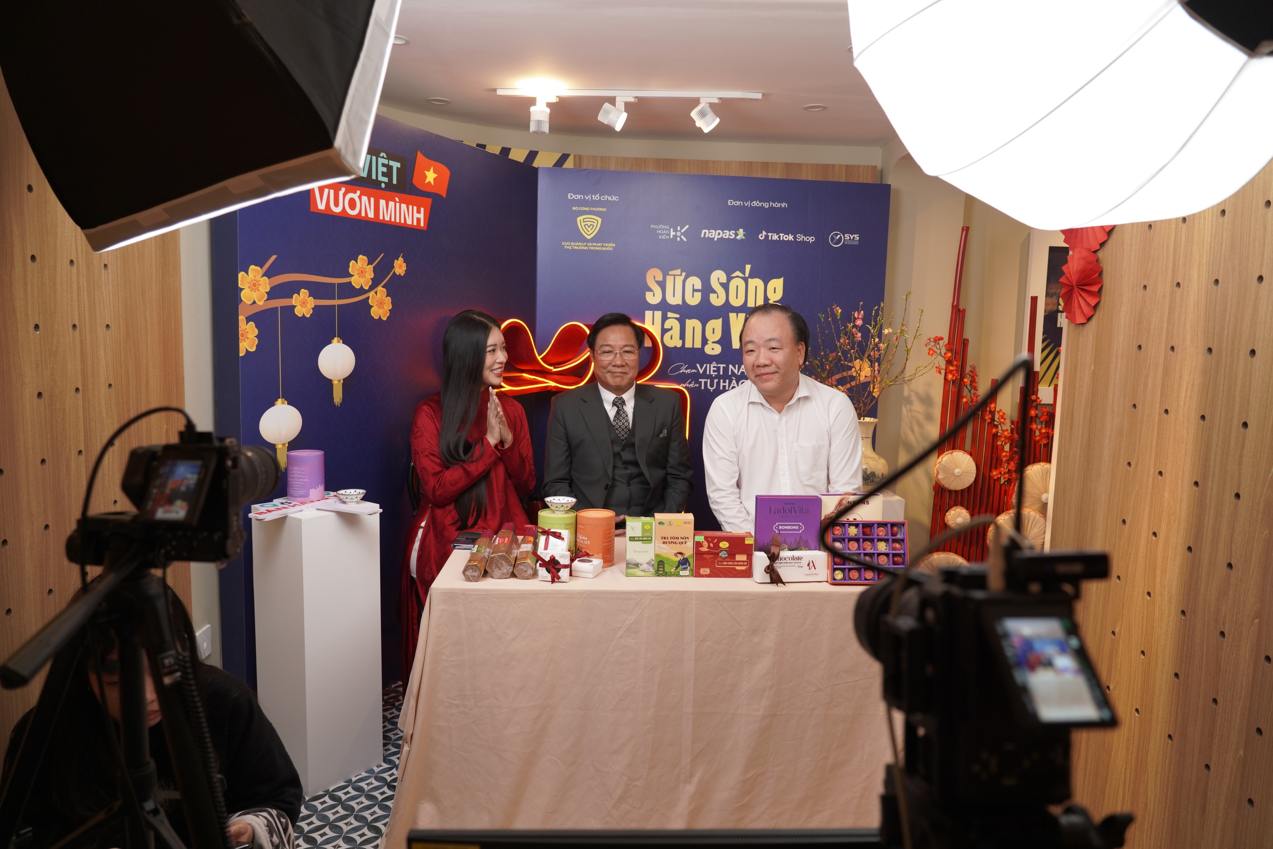 Một năm bận rộn của nhiều lãnh đạo trên sóng livestream bán hàng - Ảnh 1.