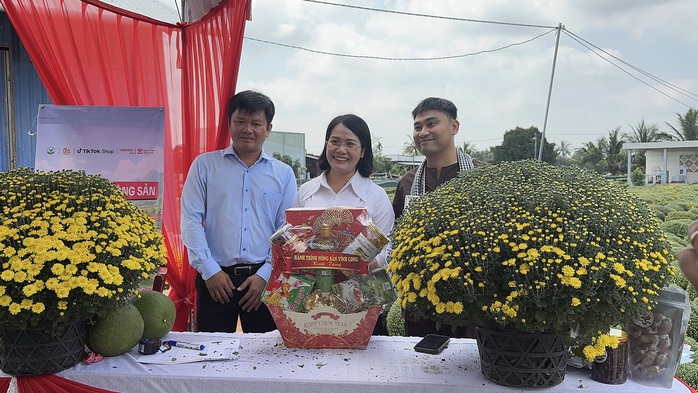 Một năm bận rộn của nhiều lãnh đạo trên sóng livestream bán hàng - Ảnh 2.