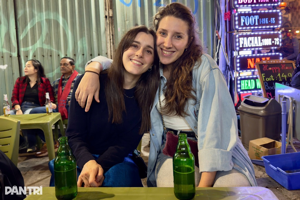 Một ngày ở Hà Nội, khách Tây chi tiêu tiết kiệm hết 690.000 đồng và khen rẻ - 2