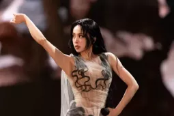 Nữ ca sĩ bị yêu cầu dừng concert