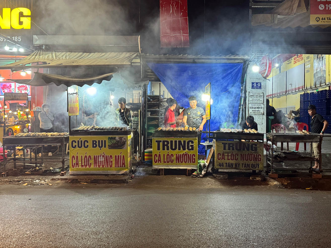 Một tuyến đường ở TP.HCM đỏ lửa suốt đêm trước ngày vía Thần Tài- Ảnh 1.