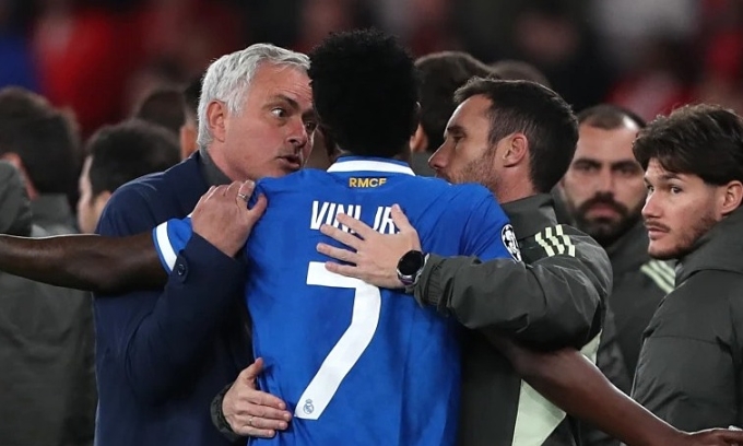 HLV Jose Mourinho nói chuyện với Vinicius trong lúc trận đấu giữa Benfica và Real Madrid bị hoãn ở lượt đi vòng play-off Champions League trên sân Da Luz, thành phố Lisbon, Bồ Đào Nha tối 17/2/2026. Ảnh: AP