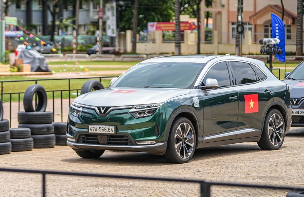 Mua VinFast VF 8 đầu năm du xuân, khách hàng “rinh” thêm xe 2 bánh - 1