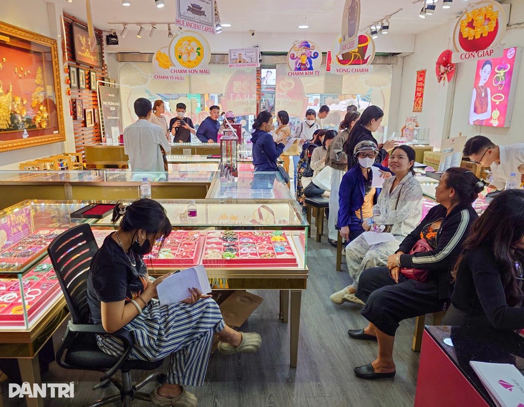 Mua vàng vía Thần Tài vẫn bị “chia suất”, mỗi khách chỉ được mua giới hạn - 1