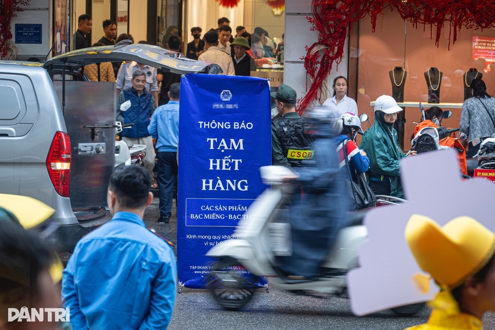 Mua vàng vía Thần Tài vẫn bị “chia suất”, mỗi khách chỉ được mua giới hạn - 3