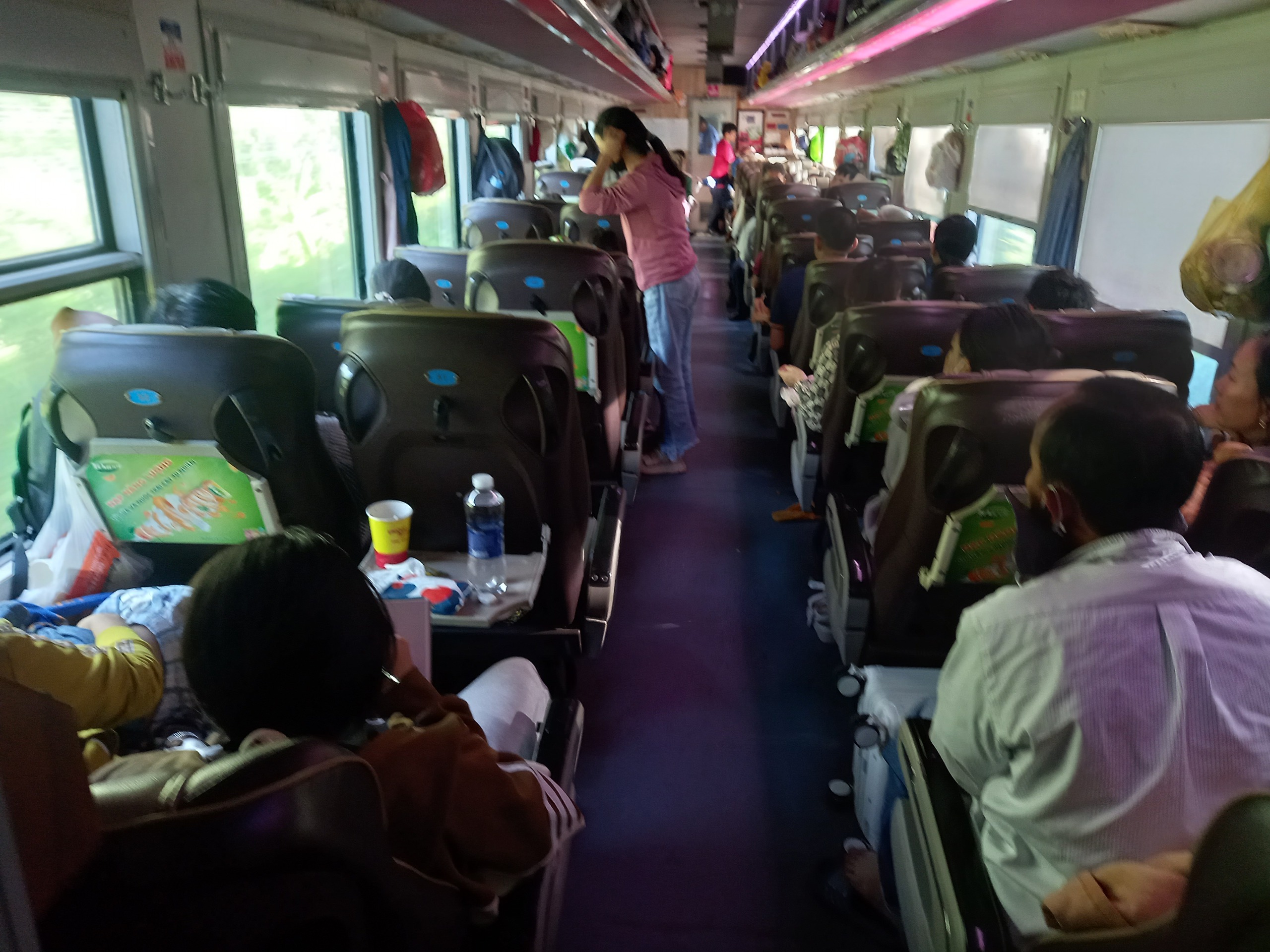 Trên những chuyến tàu chở mùa xuân dịp cuối năm - Ảnh 1.