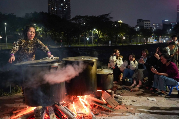Người Hà Nội thức đêm luộc bánh chưng trên đường phố. Ảnh: Hoàng Giang