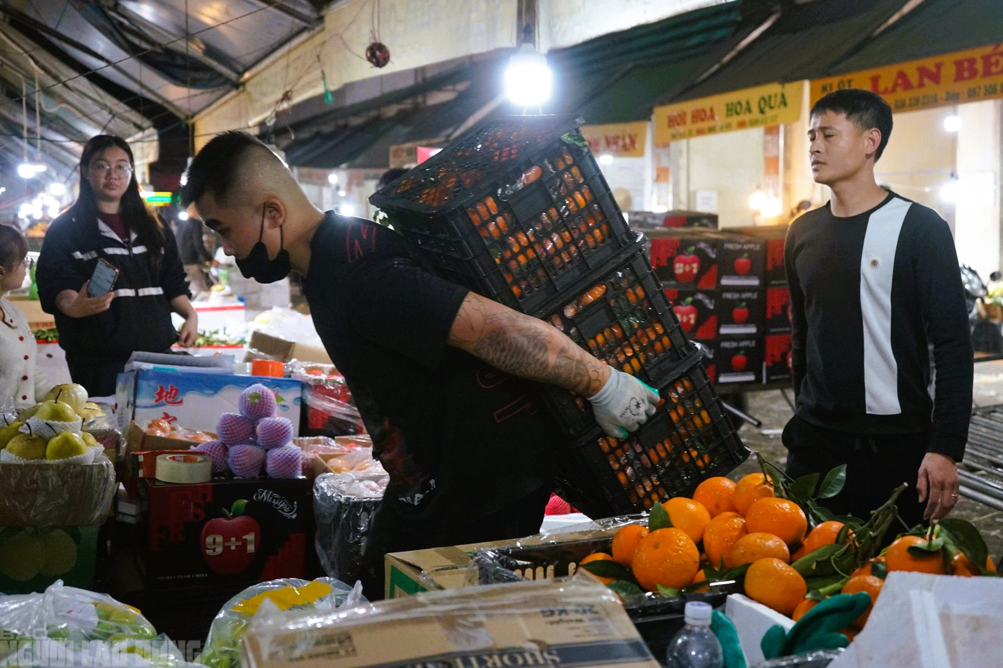 Mưu sinh xuyên đêm ở chợ đầu mối lớn nhất Thanh Hóa ngày cận Tết - Ảnh 1.