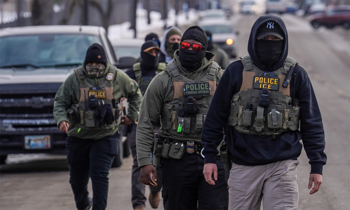 Đặc vụ liên bang trên một con phố ở Minneapolis, bang Minnesota ngày 5/2. Ảnh: AP