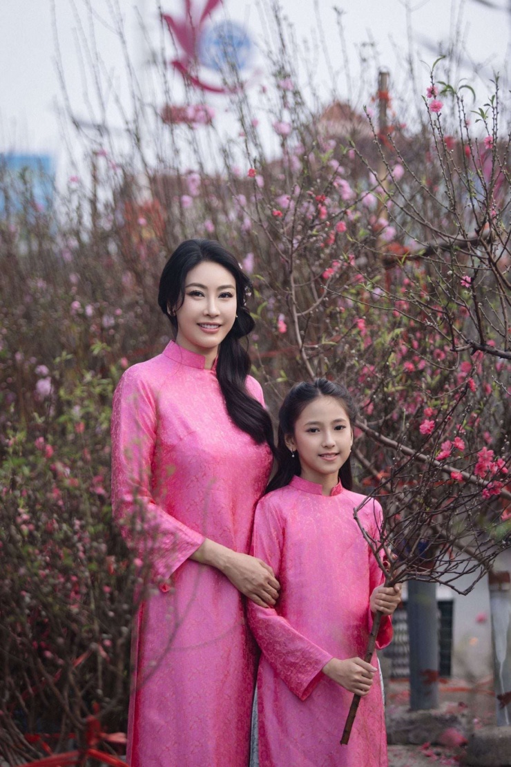 Mỹ nhân duy nhất Việt Nam đăng quang hoa hậu ở tuổi 16 khoe con gái xinh đẹp, thanh tú không kém mẹ 1 Hà Kiều Anh bên con gái Vivian. (Ảnh: FBNV)