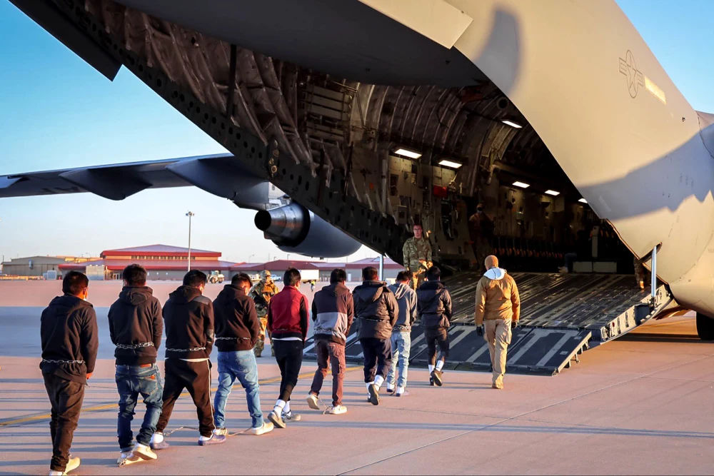 Mỹ trục xuất người tị nạn đồng tính sang quốc gia cấm đồng tính - Ảnh 2.