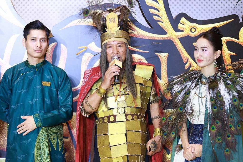 NSND Trọng Trinh mặc áo nặng 20kg, ghép từ 500 lá đồng khi vào vai vua Hùng - 1