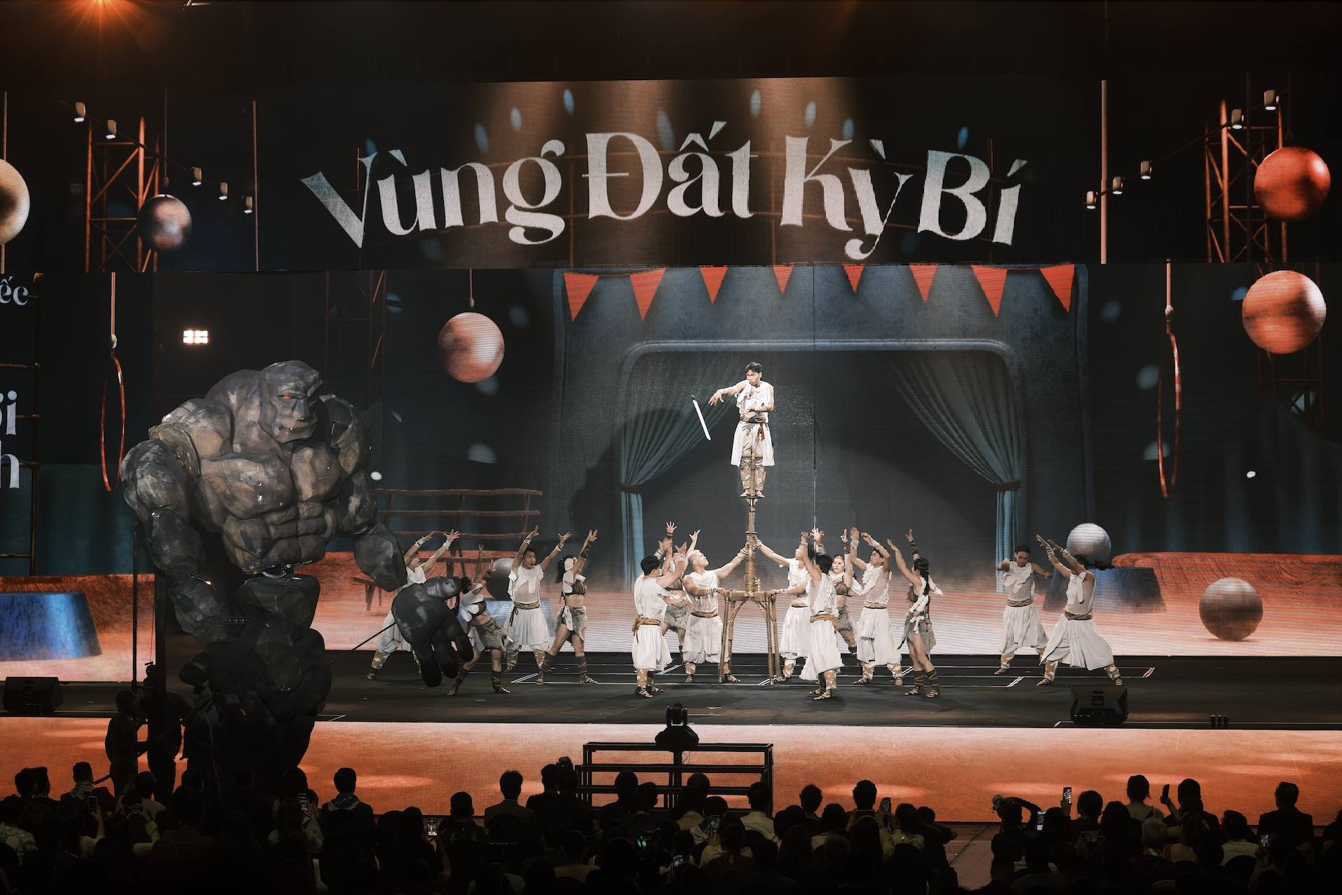 NSND Tự Long quên hình tượng, tân binh hot nhất Vbiz 