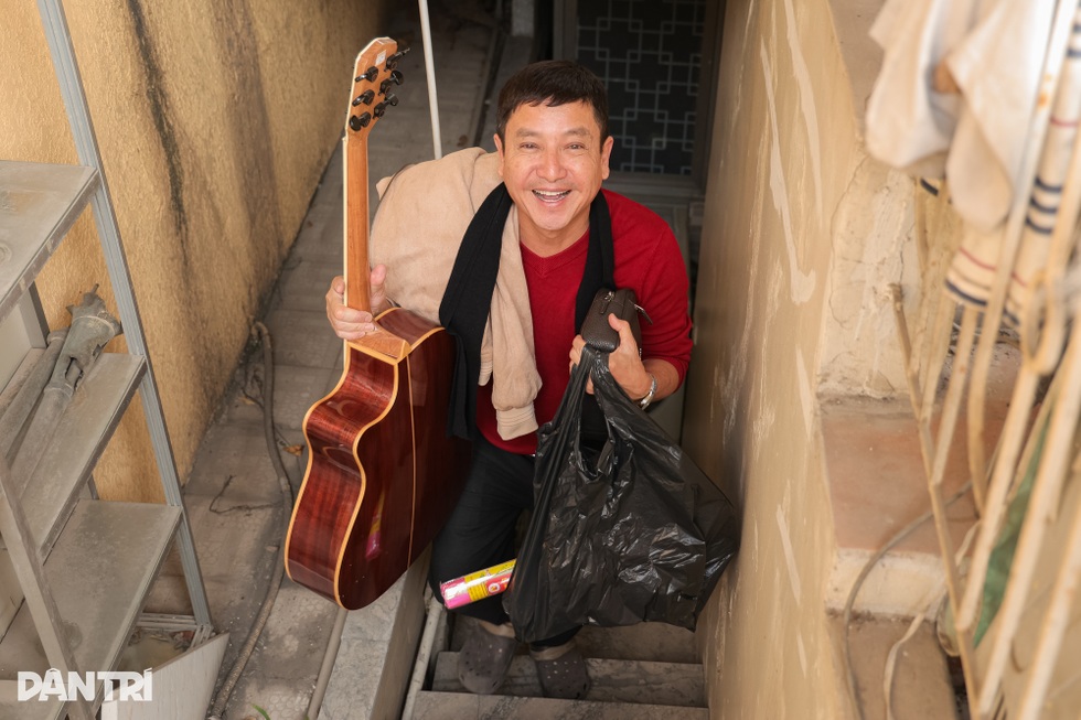 NSƯT Chí Trung tuổi 65 và Tết ấm áp bên bạn gái Á hậu kém 18 tuổi - 1