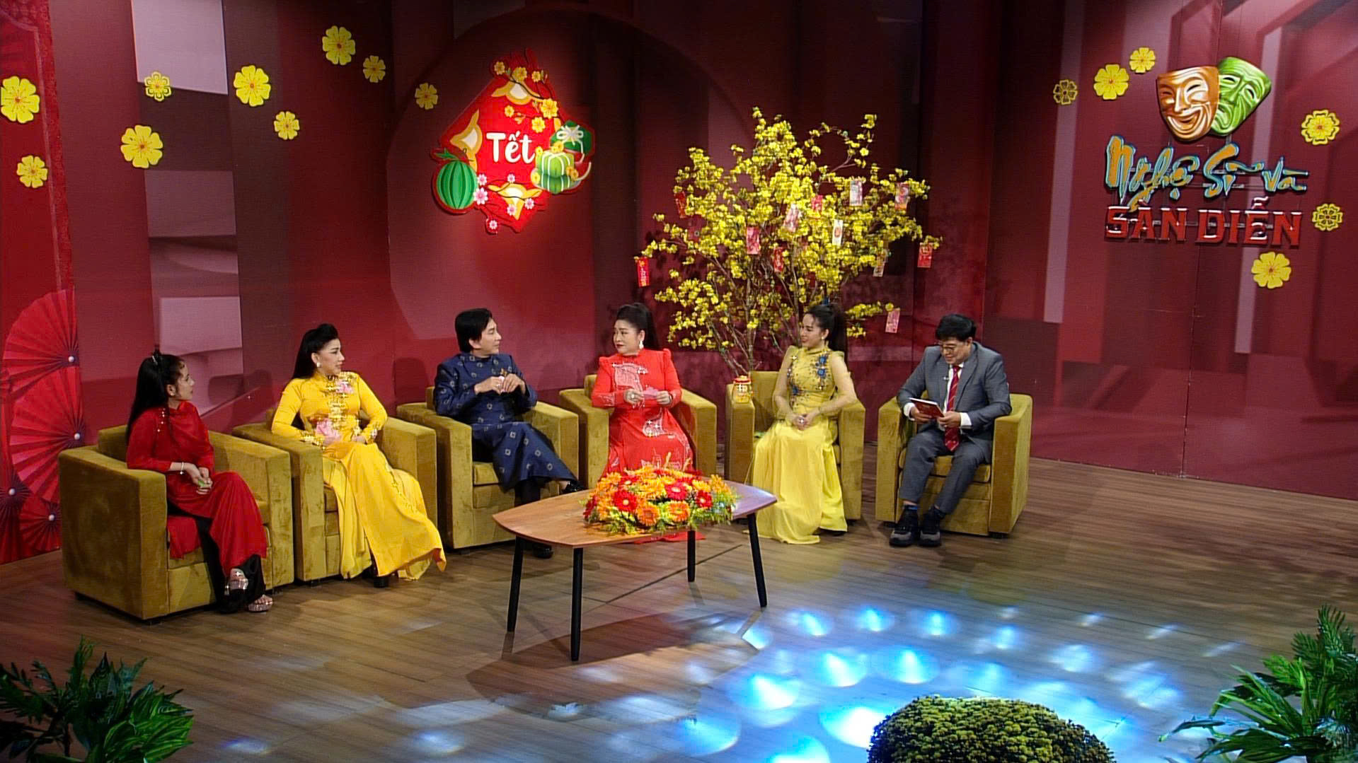 NSƯT Phượng Hằng, Kim Tử Long hội ngộ trong ‘Nghệ sĩ tuổi ngọ mừng xuân’- Ảnh 1. NSƯT Phượng Hằng, Kim Tử Long hội ngộ trong ‘Nghệ sĩ tuổi ngọ mừng xuân’- Ảnh 1.