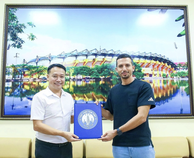 Tân Giám đốc điều hành CLB Nam Định Vũ Hồng Việt (trái) trao hợp đồng dẫn dắt cho HLV Mauro Jeronimo tại sân Thiên Trường, Ninh Bình vào ngày 14/11/2025. Ảnh: Nam Định FC