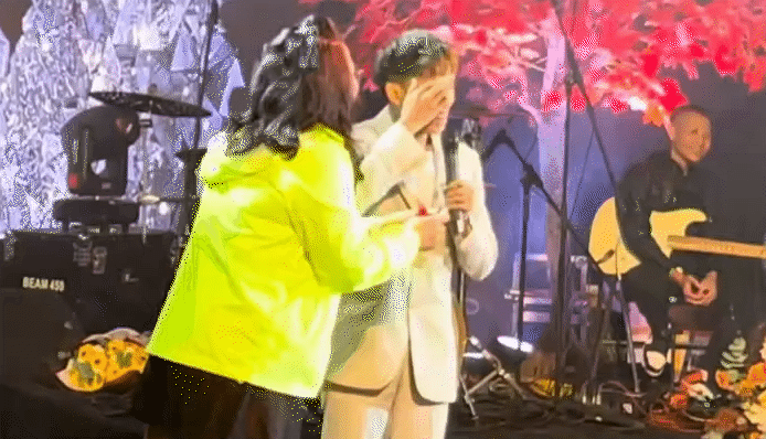 Nam ca sĩ được tặng vàng nhiều nhất Việt Nam: Nhận tiền mặt cả trăm triệu đồng trên sân khấu, 13 tuổi đã nổi tiếng- Ảnh 6.