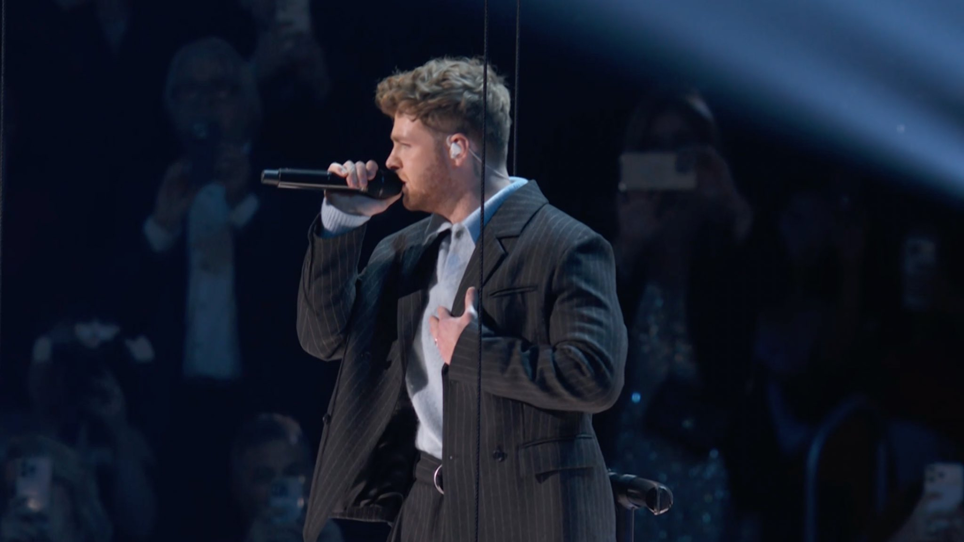 Nam ca sĩ vô gia cư đổi đời bằng bản hit kỉ lục đứng đầu 10 tuần liên tiếp, sân khấu debut Grammy khiến cả thế giới ngợi ca- Ảnh 1.