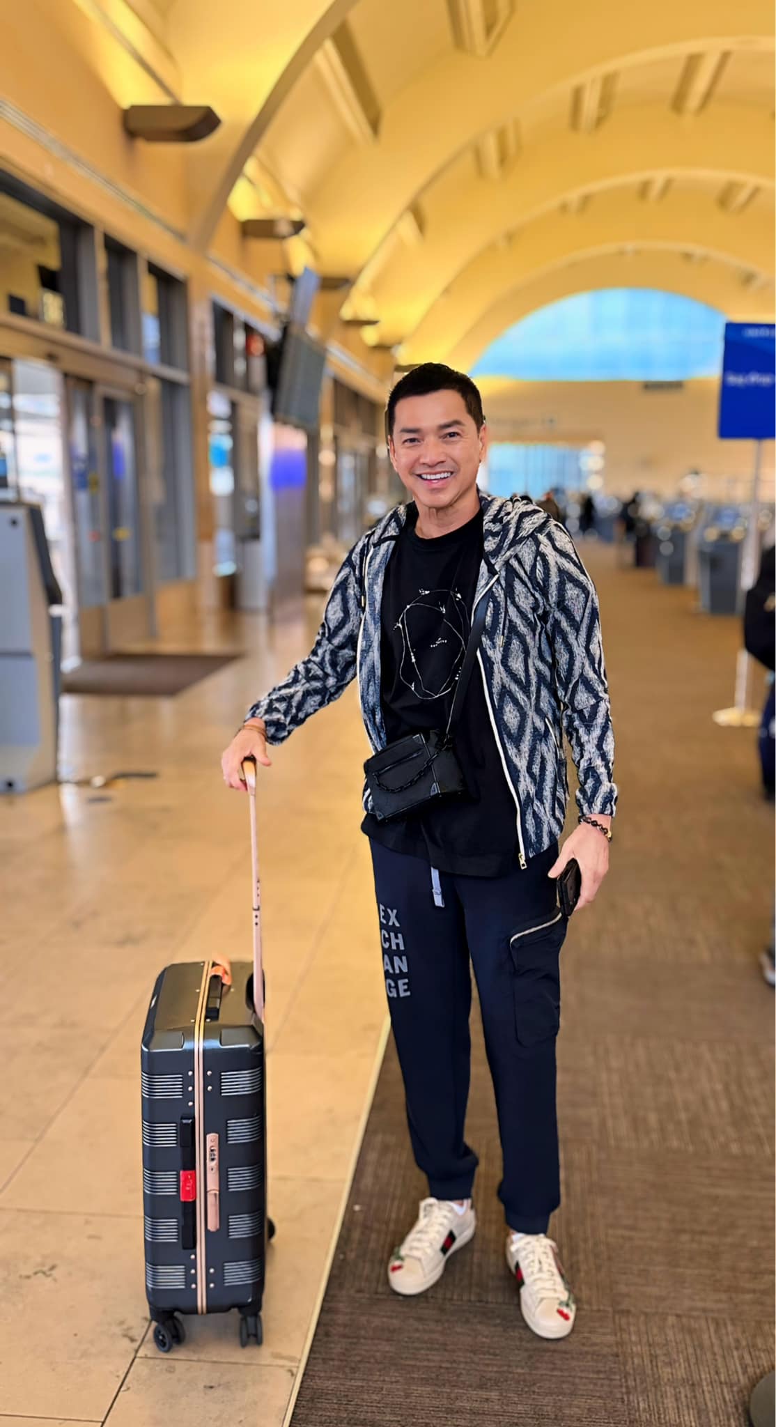 Nam nghệ sĩ U70 si mê mẹ đơn thân kém 37 tuổi, tặng biệt thự 4 tầng, mua nhiều mỹ phẩm để không già- Ảnh 1.