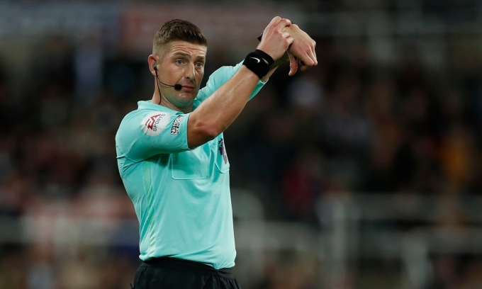 Nếu quy định mới được thông qua ngày 28/2 tới, trọng tài sẽ yêu cầu các cầu thủ rời sân trong vòng 1 phút để chăm sóc y tế. Ảnh: Reuters