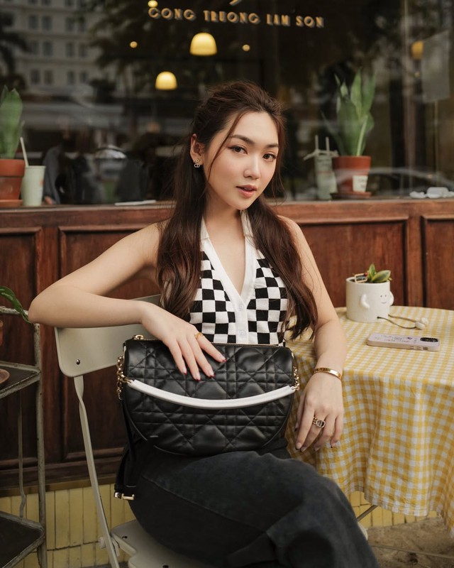 Nàng dạo xuân thêm xinh nhờ sức hút túi dáng bán nguyệt - Ảnh 2.