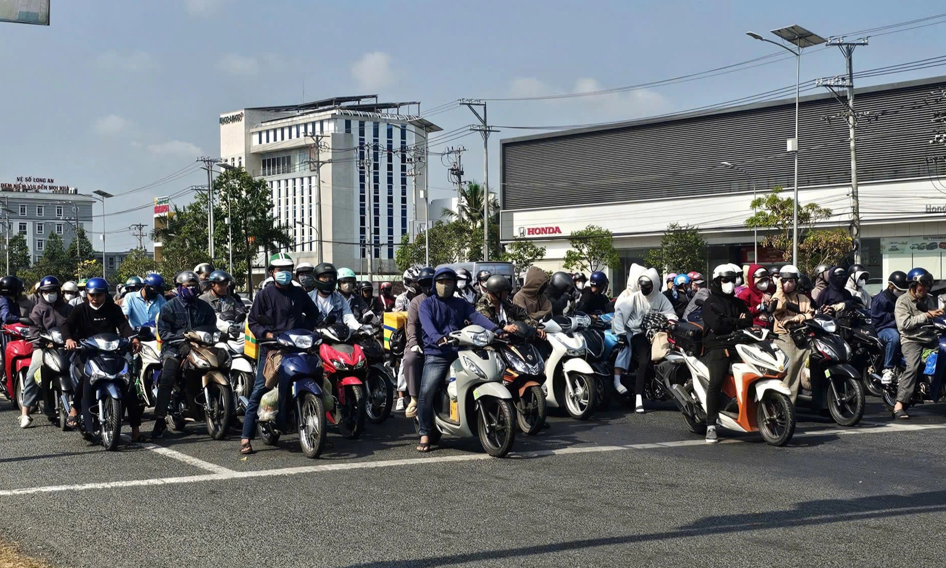 Mùng 6 Tết: Quốc lộ N2 và cửa ngõ Tây Ninh ùn ứ nghiêm trọng - Ảnh 1.