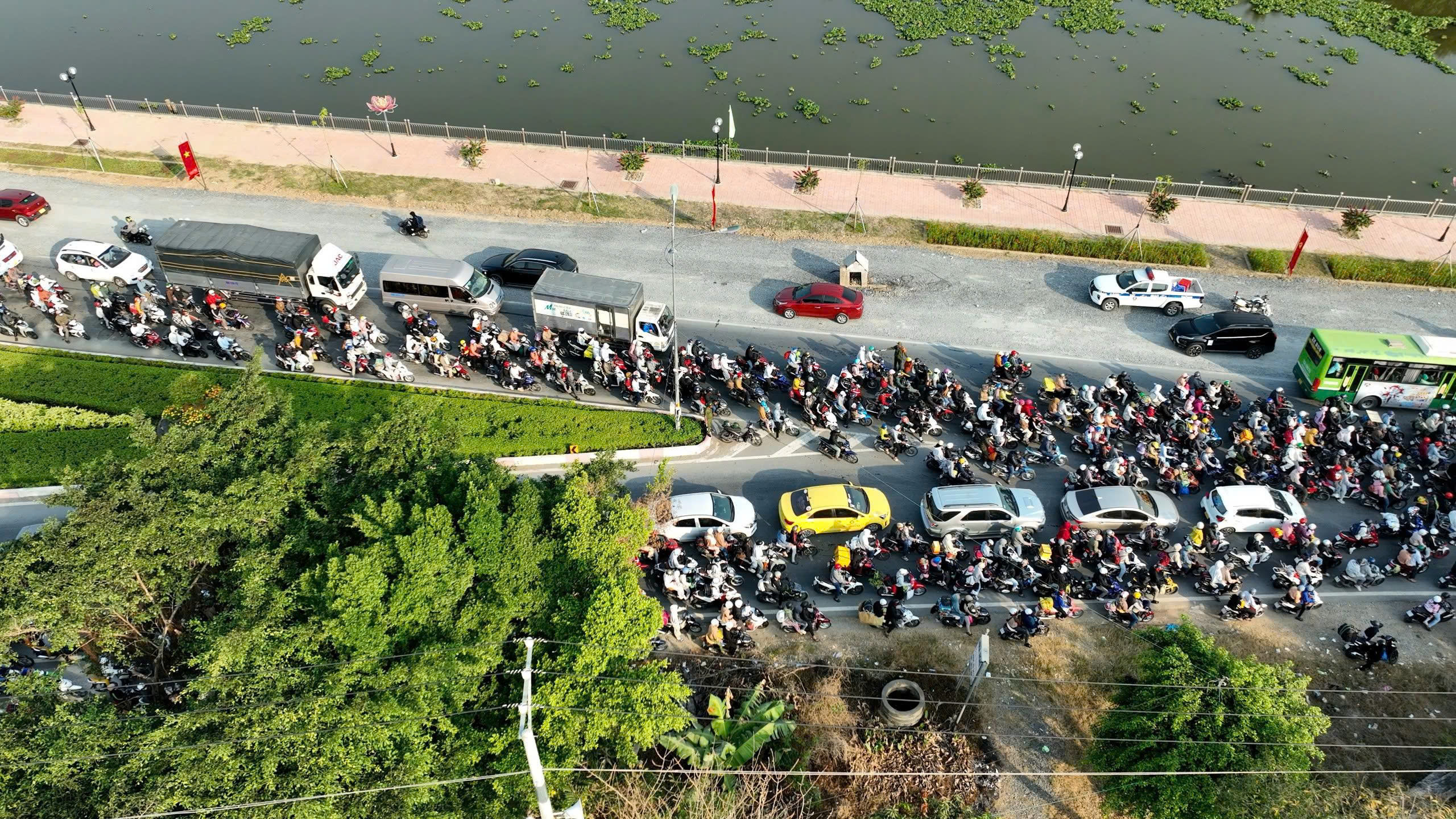 Mùng 6 Tết: Quốc lộ N2 và cửa ngõ Tây Ninh ùn ứ nghiêm trọng - Ảnh 3.