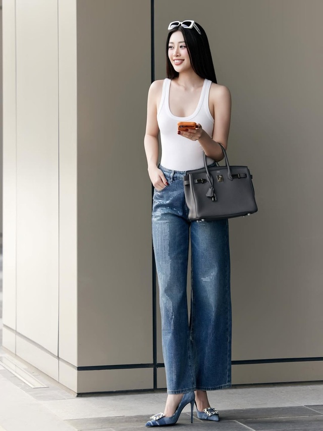 Nâng tầm thần thái nhờ 'cặp bài trùng' kính mắt và túi xách- Ảnh 1. Nâng tầm thần thái nhờ 'cặp bài trùng' kính mắt và túi xách- Ảnh 1.