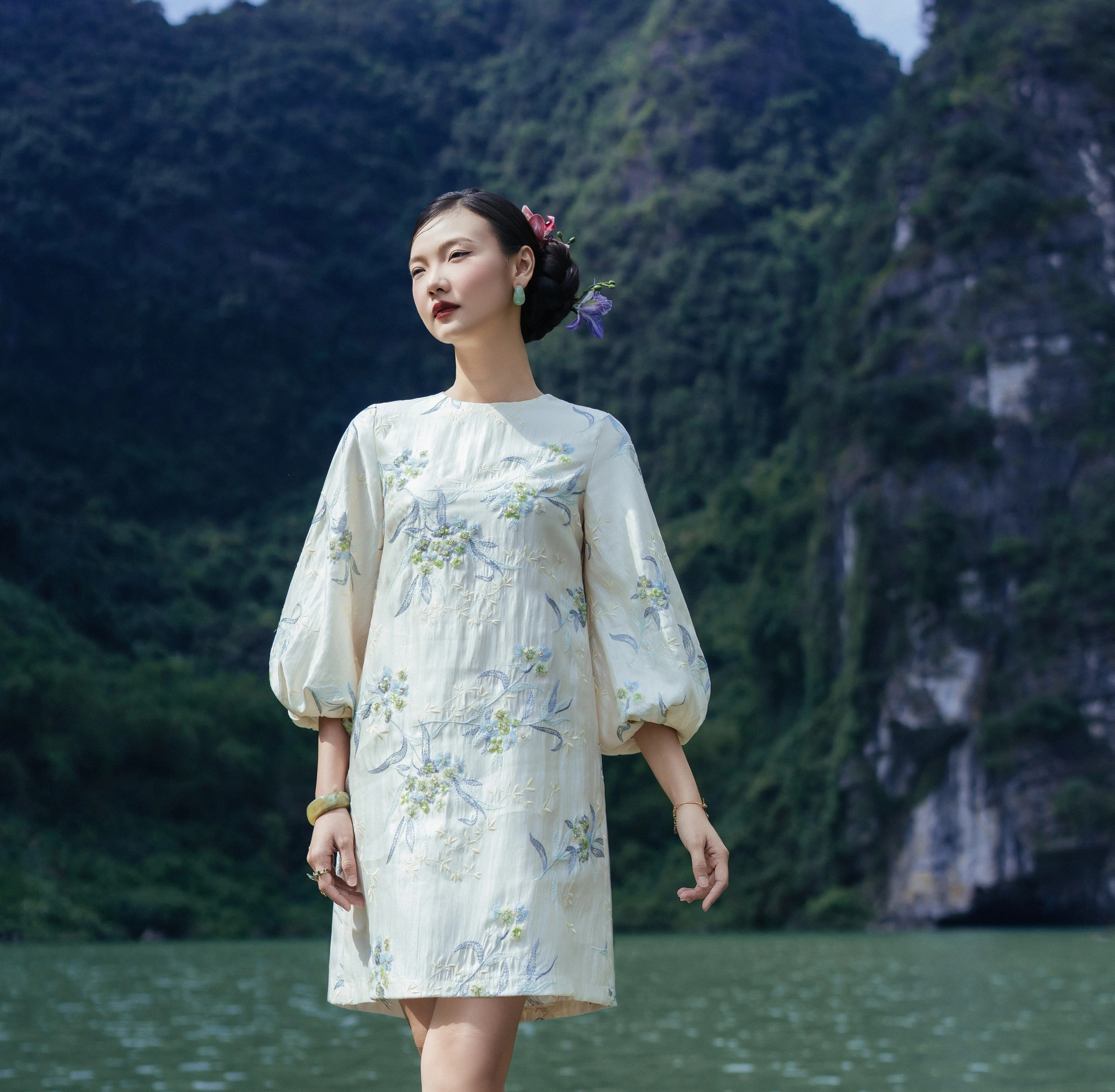 'Nàng thơ’ áo dài đẹp tựa tranh thủy mặc giữa lòng di sản thế giới- Ảnh 2.