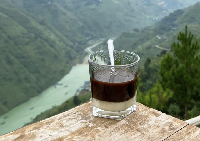 Không có bằng chứng mạnh mẽ nào cho thấy việc uống nước 1-2 giờ trước khi uống cà phê mang lại lợi ích sinh lý đặc biệt nào khác ngoài việc bù nước thông thường. Ảnh minh họa: Hằng Trần