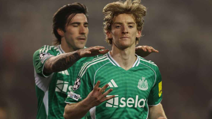 Anthony Gordon ăn mừng sau khi ghi bàn thứ tư, trong trận Newcastle thắng Qarabag 6-1 ở lượt đi play-off Champions League trên sân Tofiq Bahramov, Baku, Azerbaijan ngày 18/2/2026. Ảnh: AFP