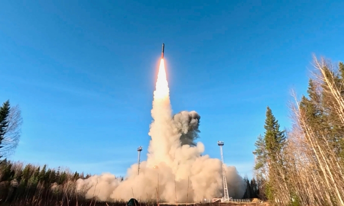 Tên lửa đạn đạo xuyên lục địa RS-24 Yars của Nga khai hỏa từ thao trường Plesetsk tháng 10/2025. Ảnh: AP