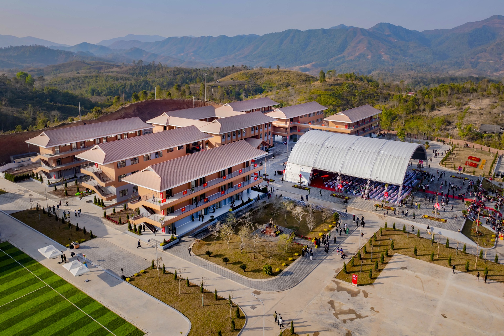 Ngắm kiến trúc ngôi trường “5 sao” hiện đại bậc nhất vùng biên ở Việt Nam - 1