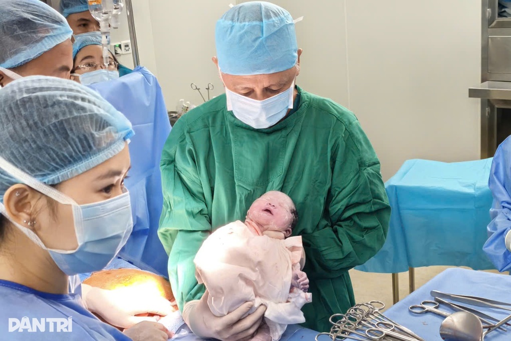 Ngắm những em bé Bính Ngọ đầu tiên chào đời ở Việt Nam - 1