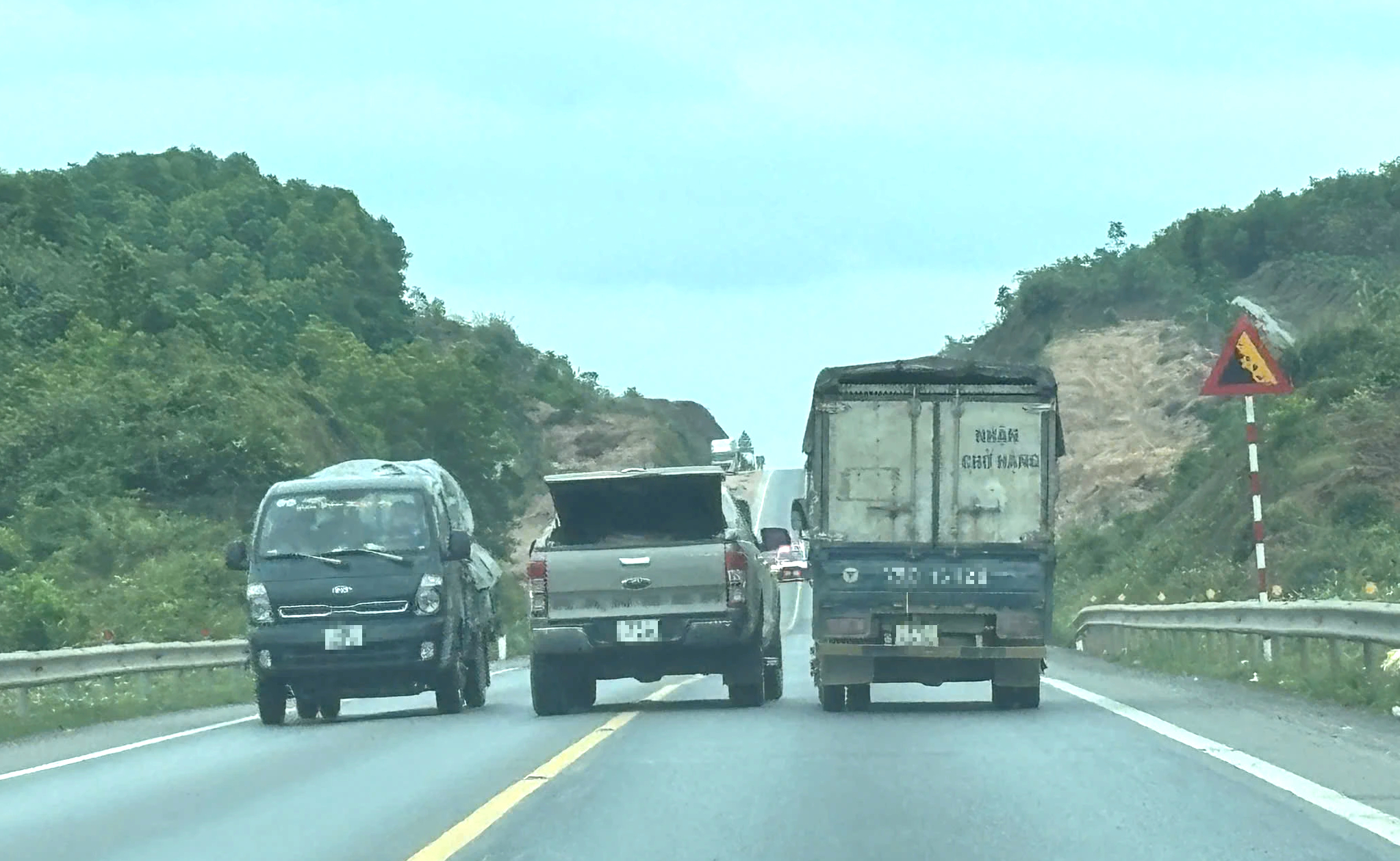 Ngao ngán cảnh xe lấn làn, vượt ẩu trên cao tốc Cam Lộ - La Sơn- Ảnh 2.