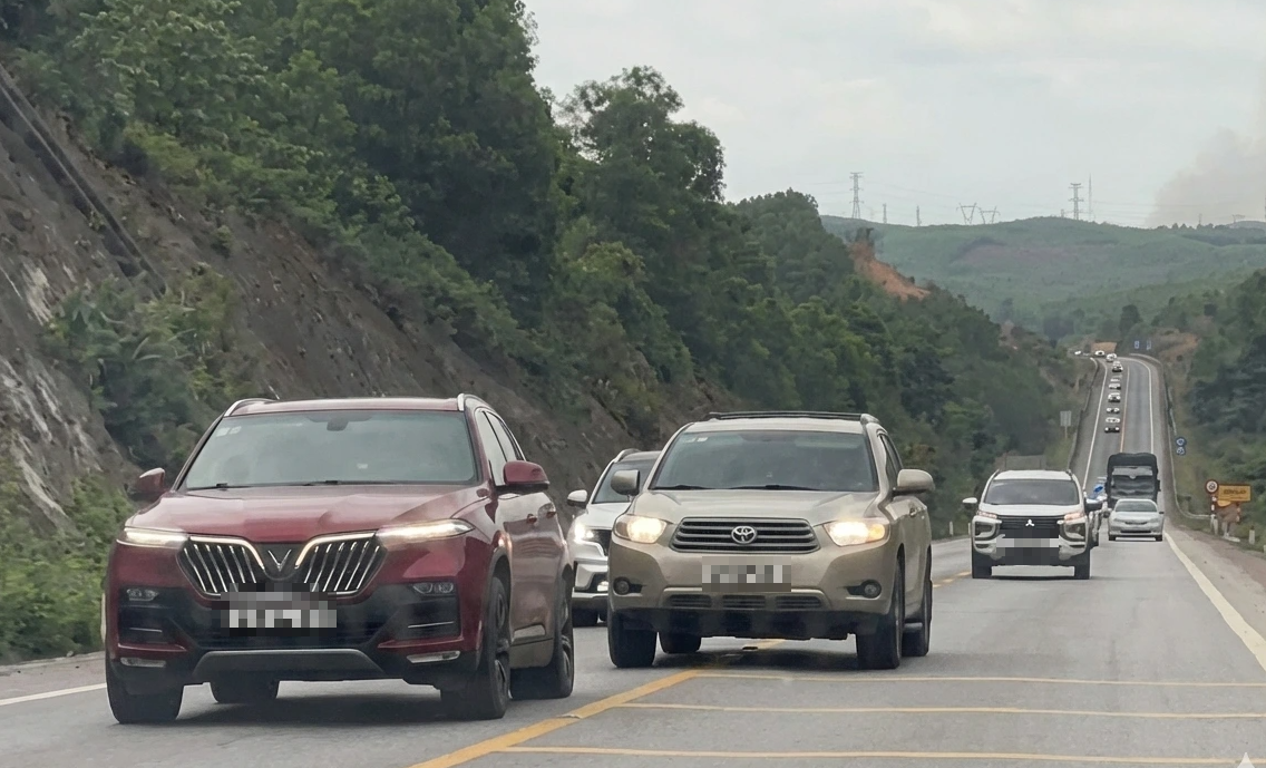 Ngao ngán cảnh xe lấn làn, vượt ẩu trên cao tốc Cam Lộ - La Sơn- Ảnh 1.