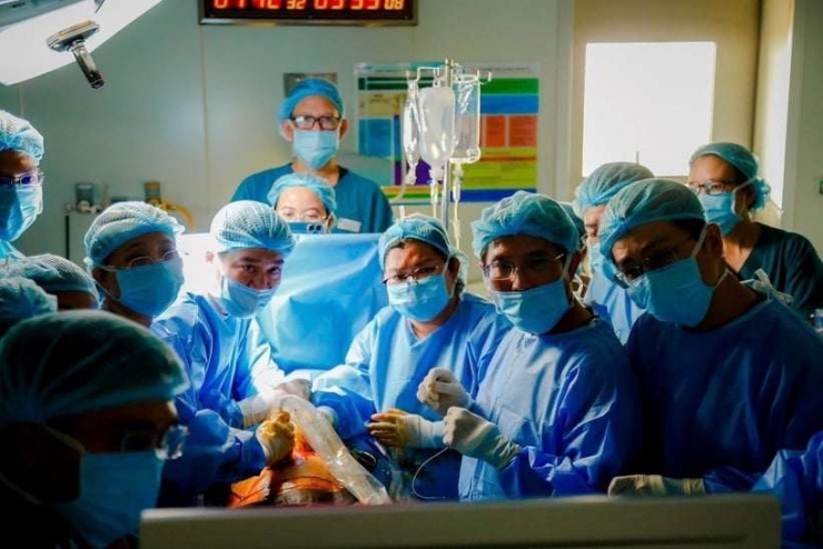 Ê-kíp bác sĩ 2 bệnh viện Từ Dũ và Nhi Đồng 1 phối hợp phẫu thuật cho sản phụ người Singapore. Ảnh: BVCC