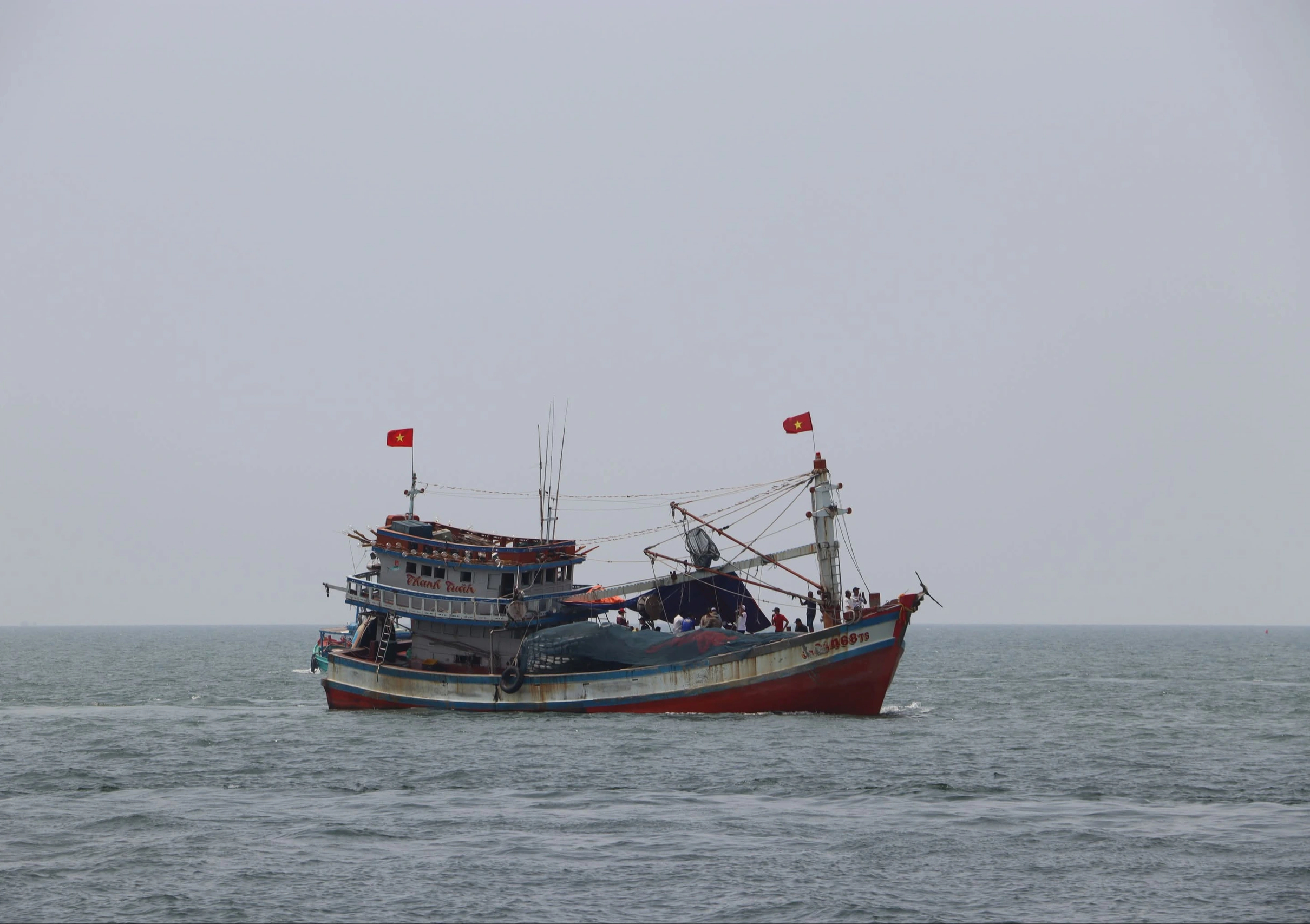 Ngày cuối năm tàu cá Cái Đôi Vàm rời bến mang tết ra biển   - Ảnh 1.