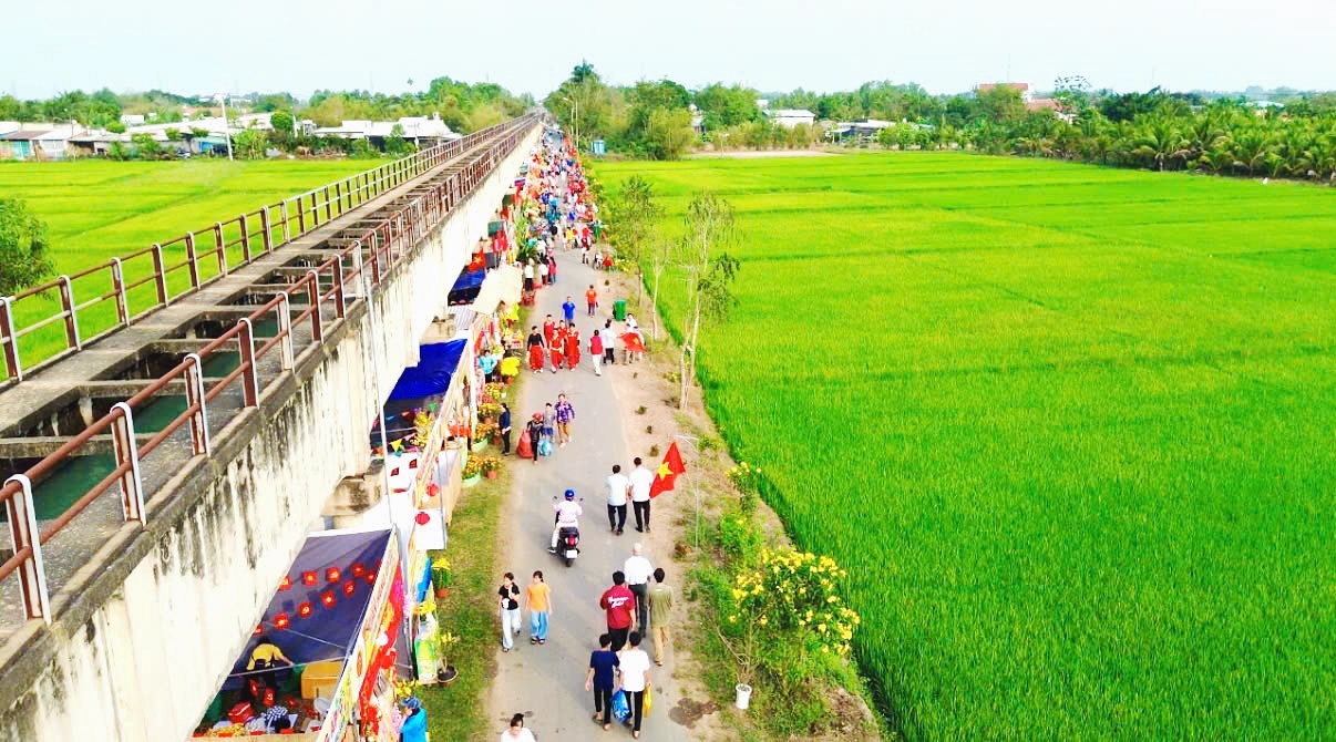 Ngày hội 'Xuân đoàn kết - Tết nghĩa tình' bên cánh đồng xanh mướt ở xã Nhuận Đức, TP.HCM - Ảnh 1.