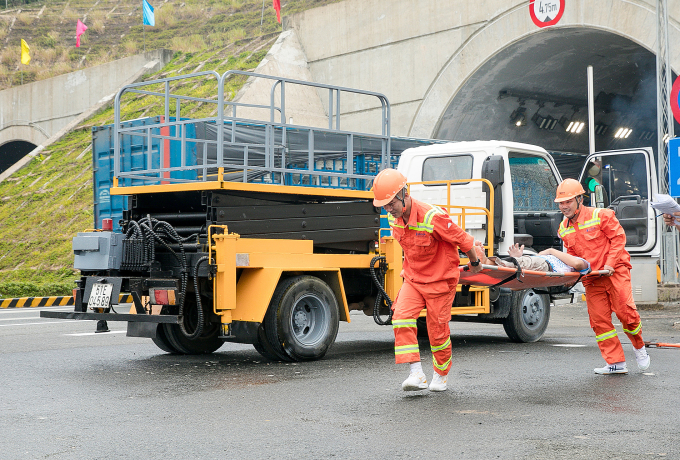 Lực lượng cứu nạn, cứu hộ và phòng cháy diễn tập tình huống cứu nạn tại hầm. Ảnh: Anh Duy